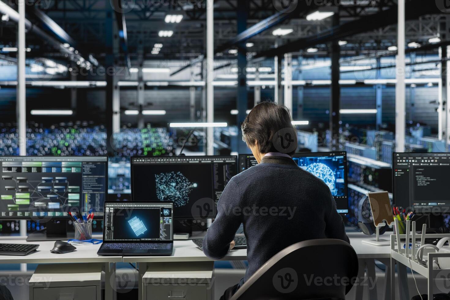 software desarrollador en datos centrar utilizando ordenador personal, gerente ai formación conjuntos de datos. eso empleado utilizando computadora programa a supervisar máquina aprendizaje en servidor habitación secundario escalable infraestructura para ai aplicaciones foto