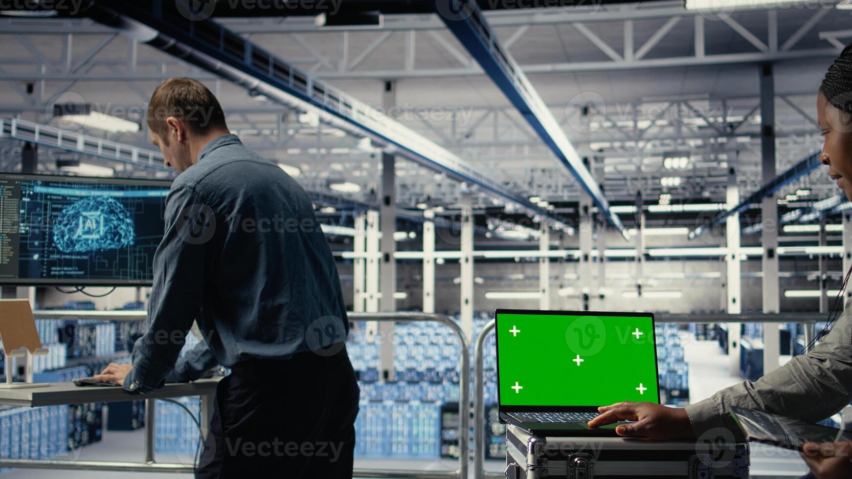 datos centrar técnico monitores profundo aprendizaje proceso con verde pantalla computadora portátil, revisando Operacional métrica. administración utilizando Bosquejo cuaderno a revisión neural redes informes durante inspección, cámara un foto