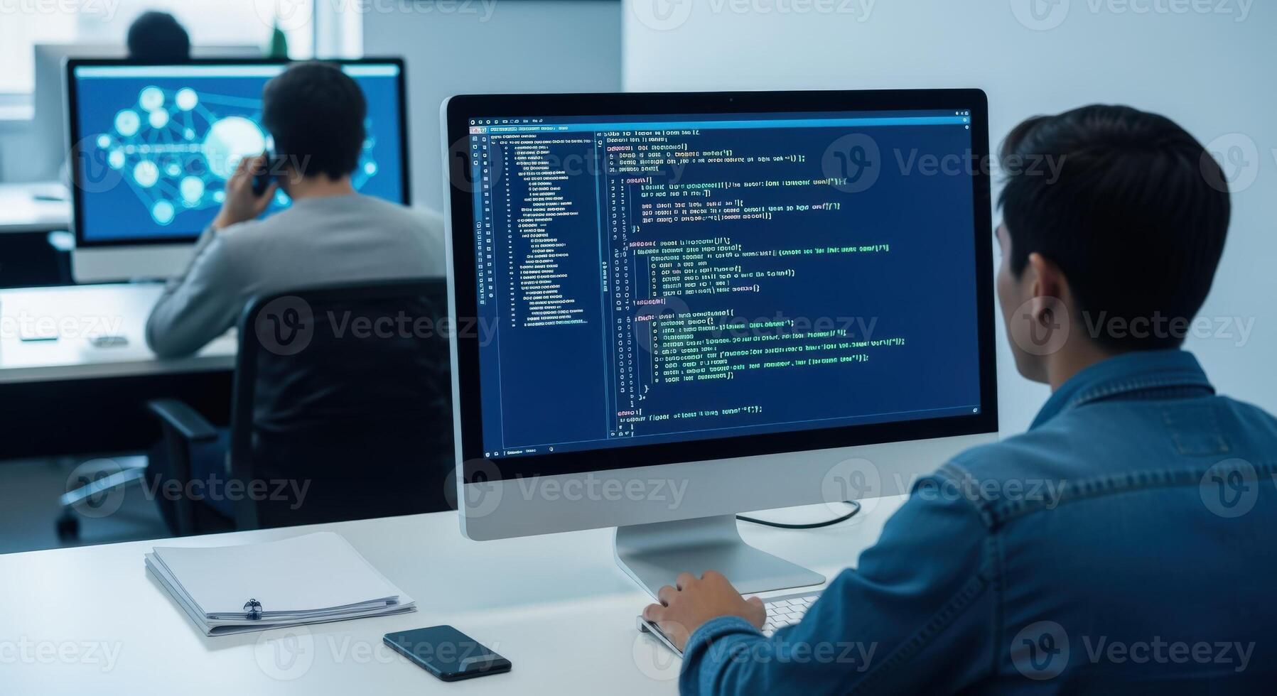 software desarrolladores trabajando en código en oficina ambiente, ilustrando programación y tecnología conceptos foto