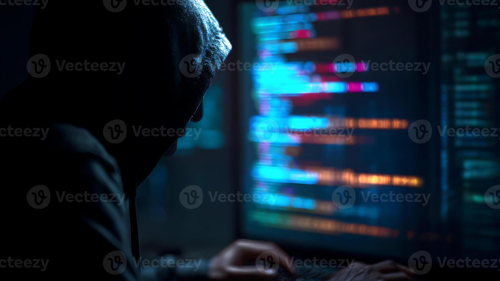encapuchado hacker codificación en oscuro computadora pantalla con brillante datos foto