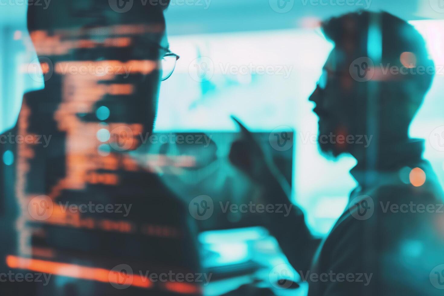 dos software desarrolladores lluvia de ideas y señalando en escritorio computadora pantalla demostración programación código foto