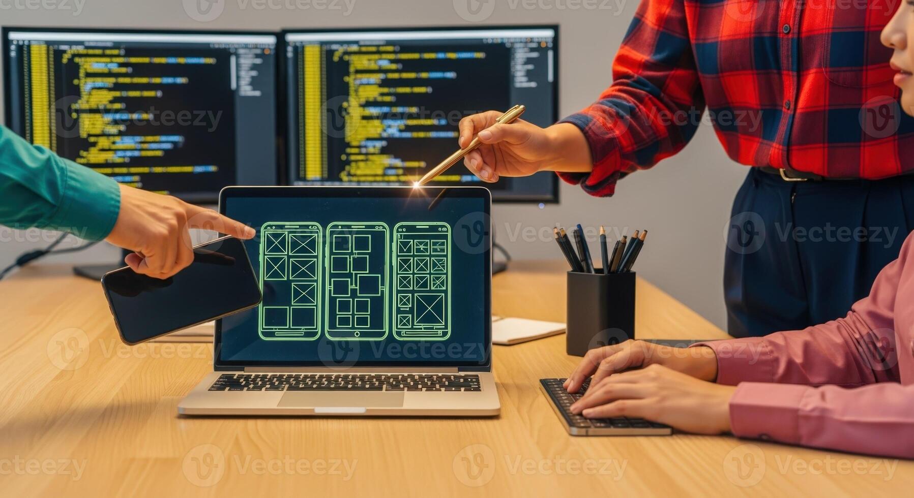 equipo colaborando en uiux diseño con wireframes en computadora portátil, codificación en monitores en moderno oficina foto
