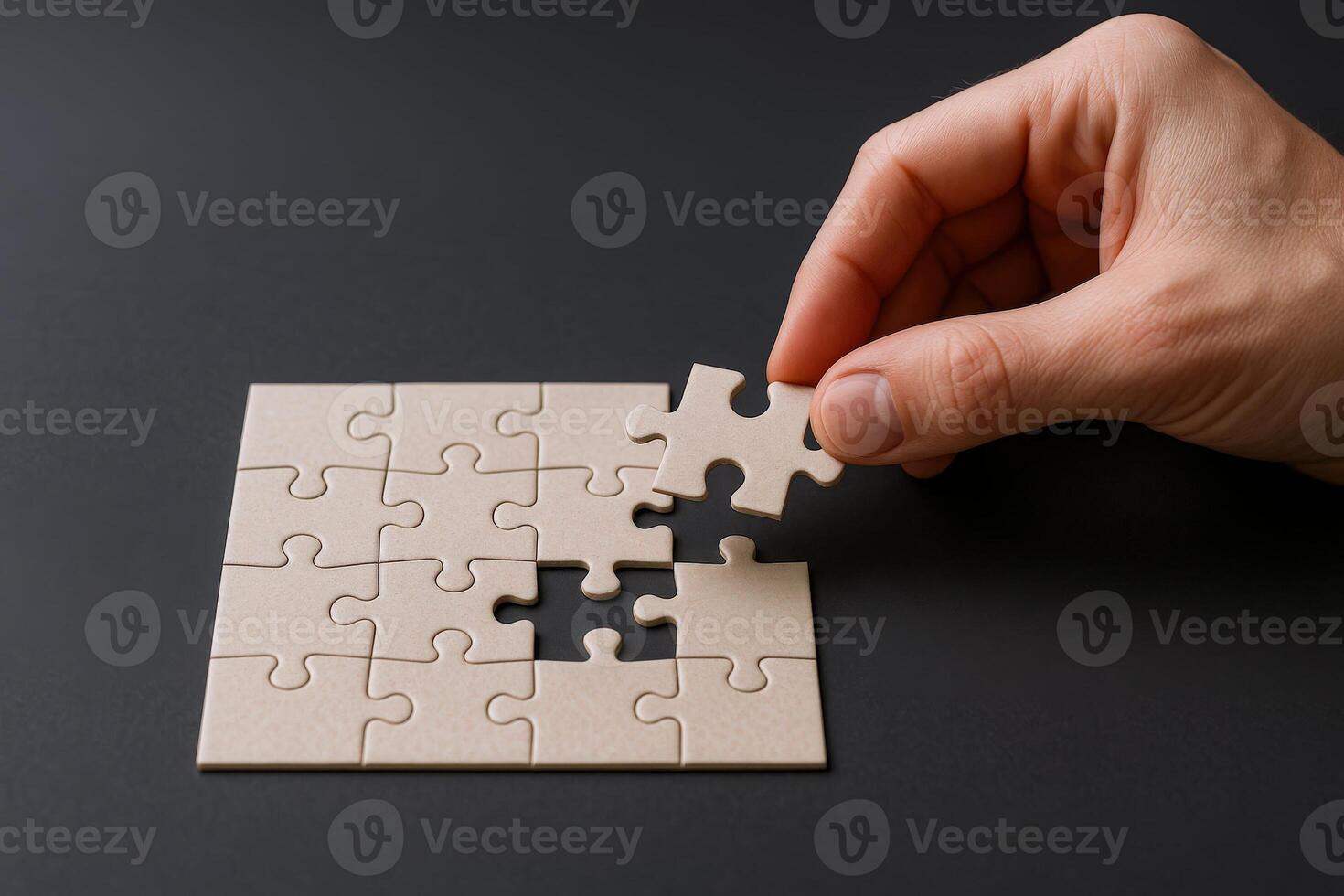 completando el rompecabezas un mano colocación el final pedazo a resolver un complejo problema foto