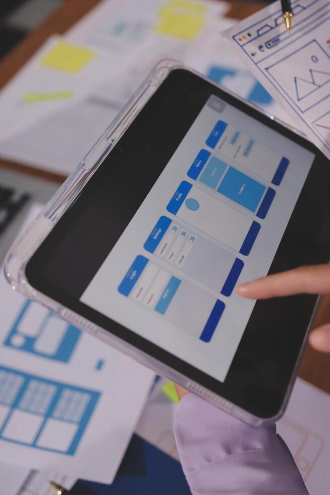 un persona es utilizando un tableta a espectáculo un diseño foto