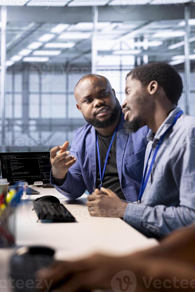 datos centrar administración que se discute con compañero de trabajo, utilizando programación idiomas a construir algoritmos y construir aplicaciones servidor cubo eso especialista hablando con colega, depuración y optimizando código foto