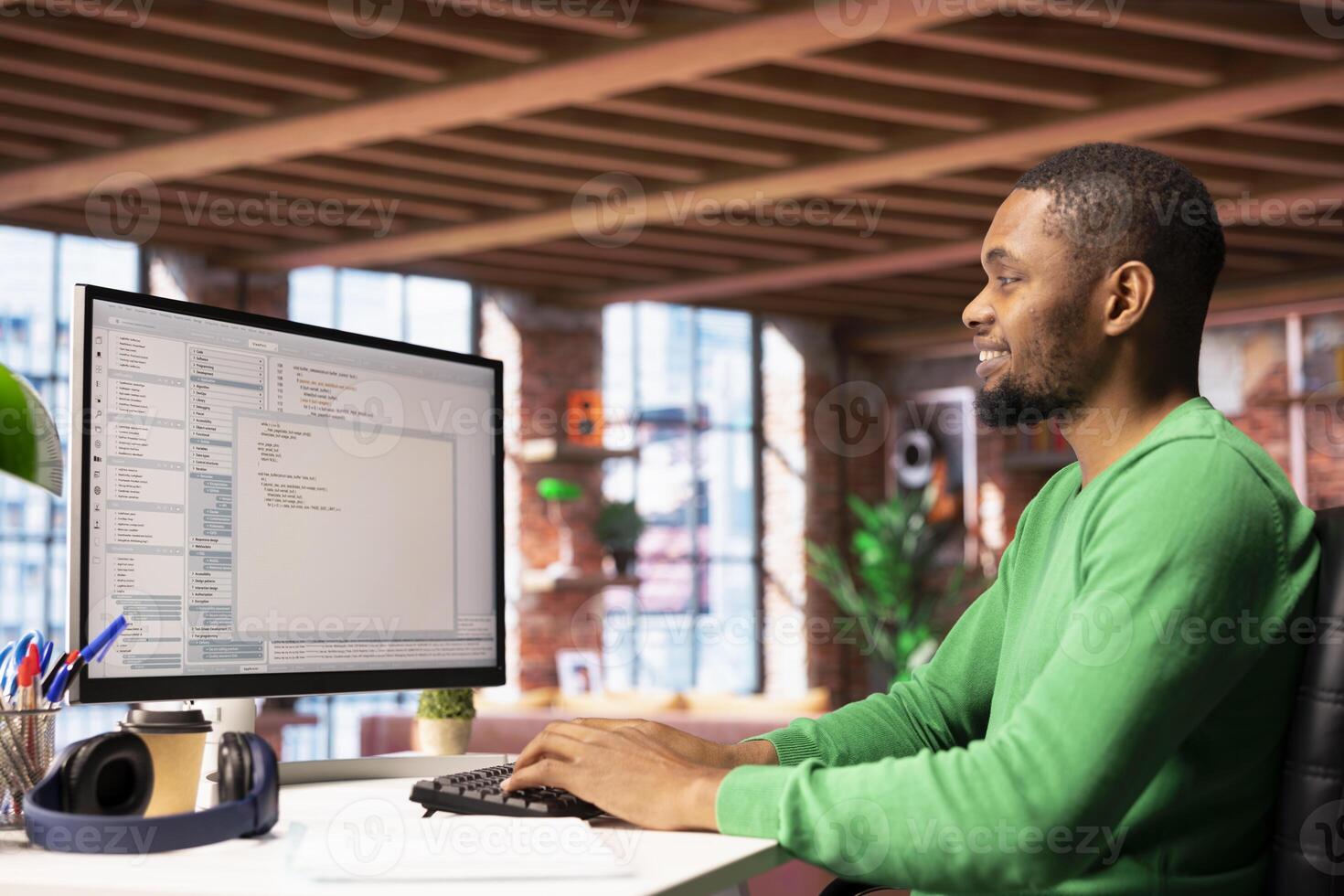 contento software desarrollador a ordenador personal codificación, creando software, implementar algoritmos alegre eso experto en hogar oficina trabajando con código editor, edificio aplicaciones, optimizando actuación foto