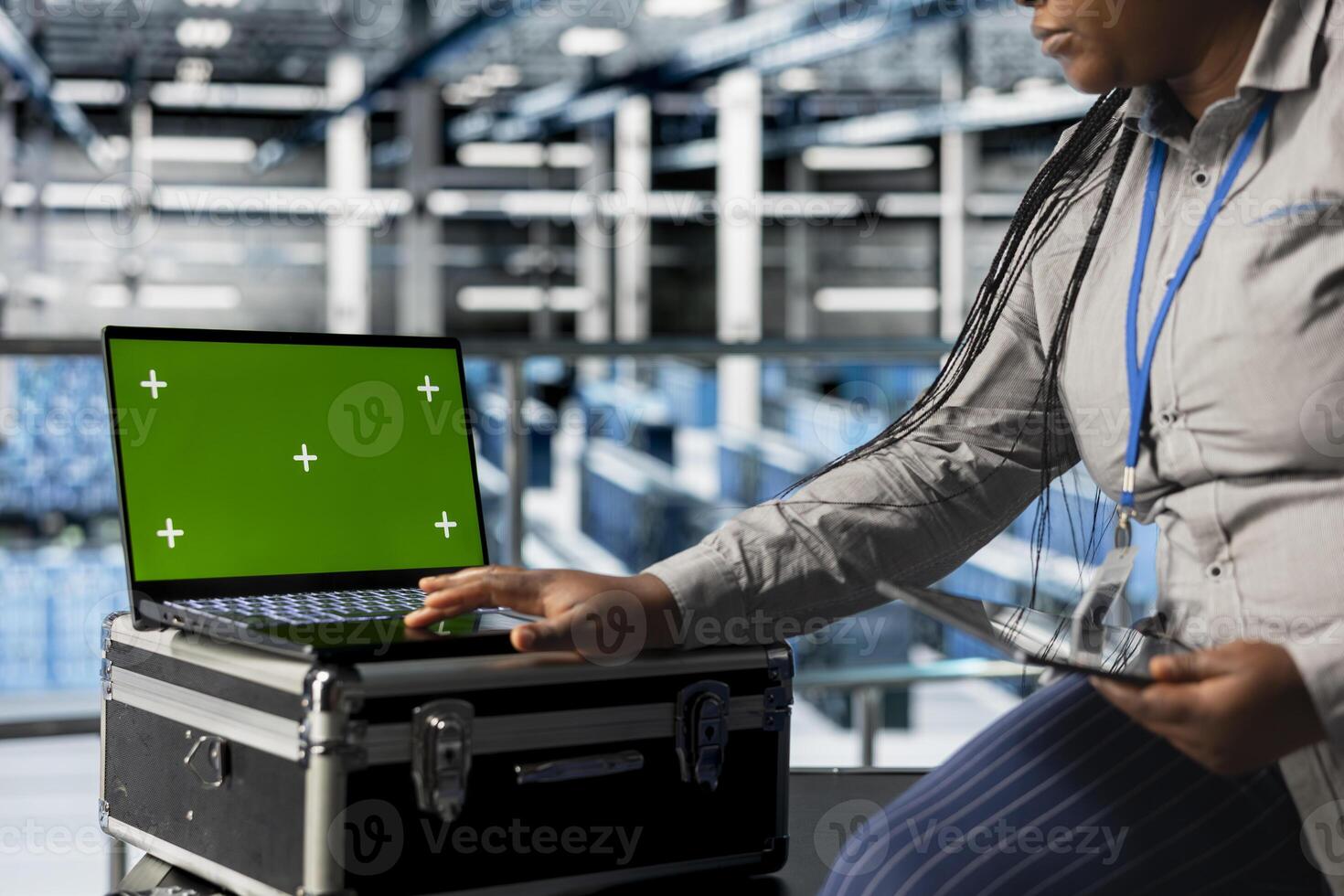 Bosquejo ordenador portátil siguiente a hembra ingeniero en servidor cubo implementar datos apoyo y recuperación soluciones africano americano datos centrar empleado utilizando verde pantalla computadora portátil, optimizando red administración foto