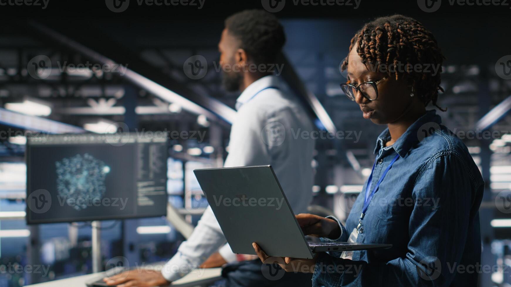 datos científico en servidor granja revisando neural red código y llm visualización tableros de instrumentos. eso experto caminando en datos centrar industrial plataforma, supervisión ai sistema actuación foto