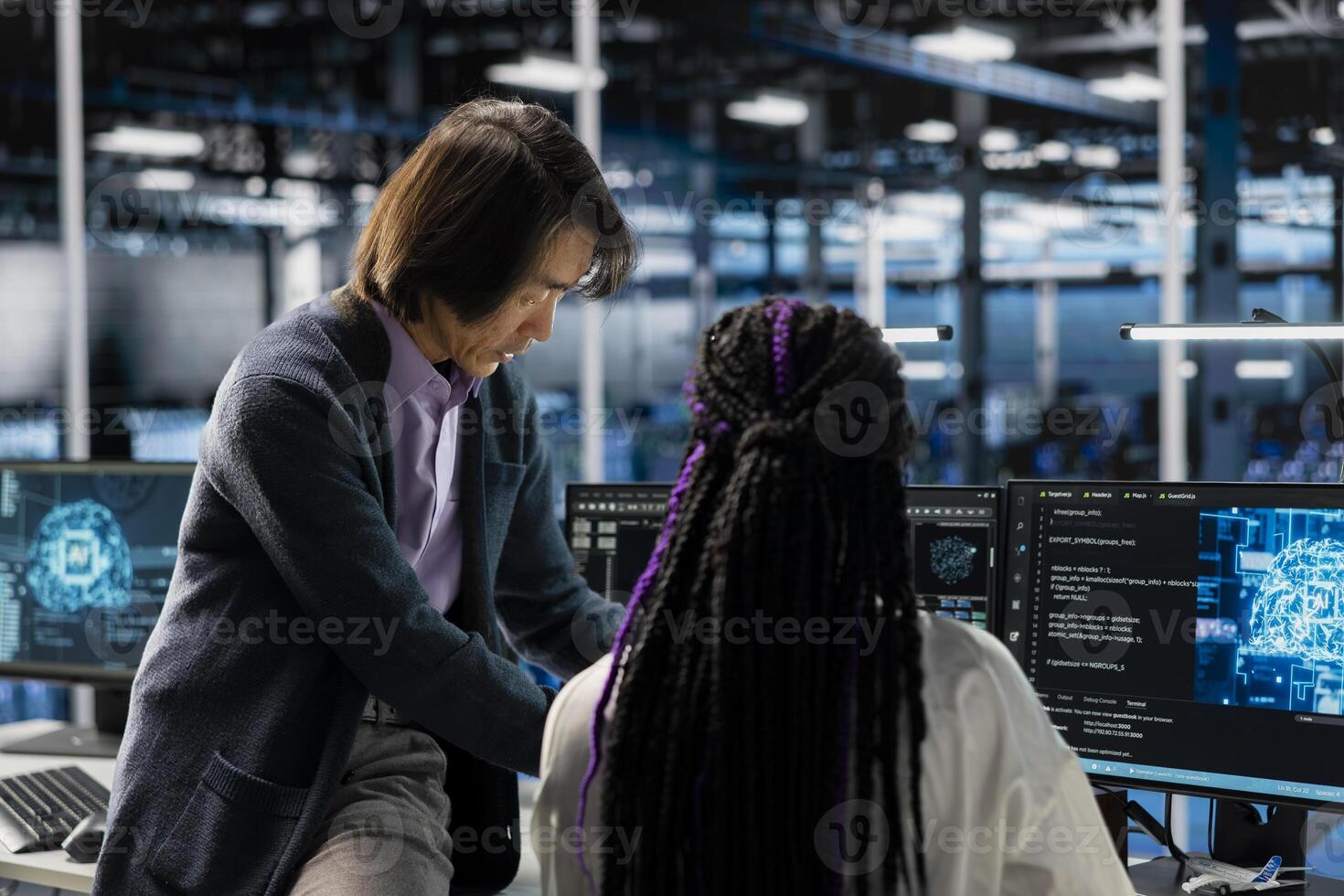 mayor programador y aprendiz codificación en diverso datos centro, actualización ai automatización guiones. servidor habitación gerente y interno programación artificial inteligencia algoritmos foto