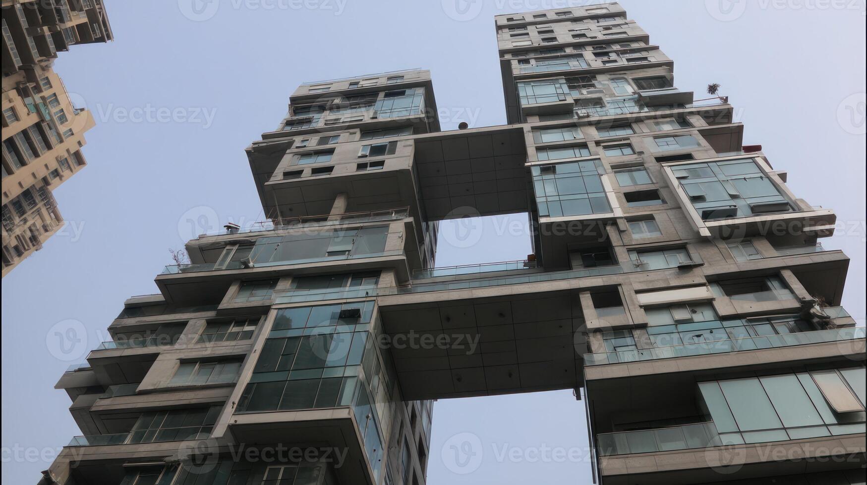 moderno arquitectónico torre con único - y angular estructura foto