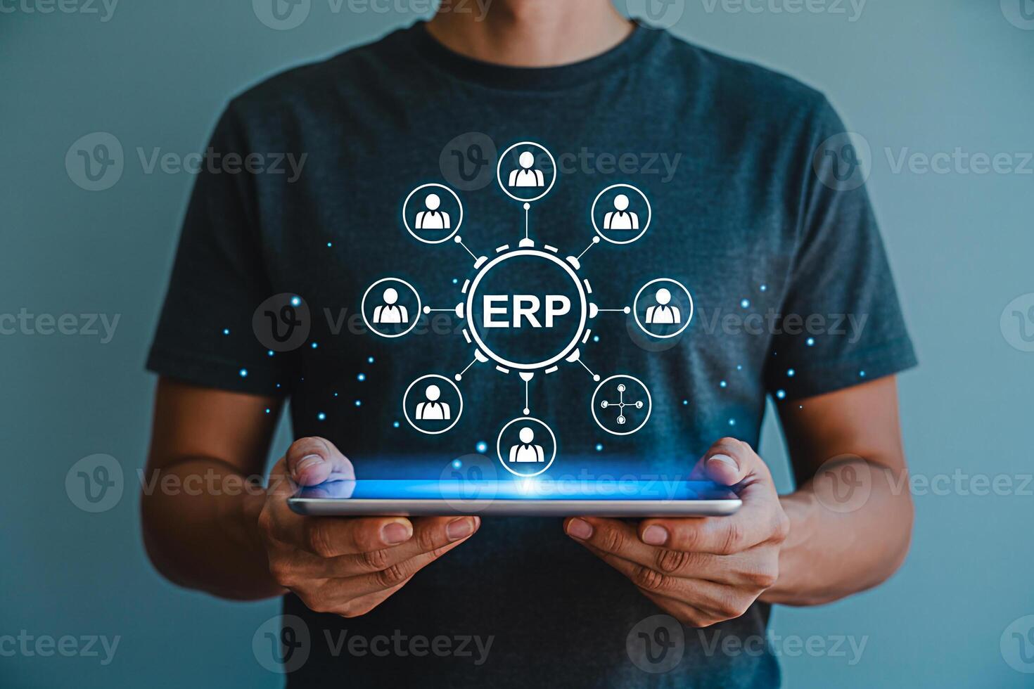 hombre participación un tableta mostrando un erp sistema diagrama en un estudio ajuste simbolizando eficiente negocio administración y simplificado operaciones Fomentando un sentido de tecnológico avance y conectar foto