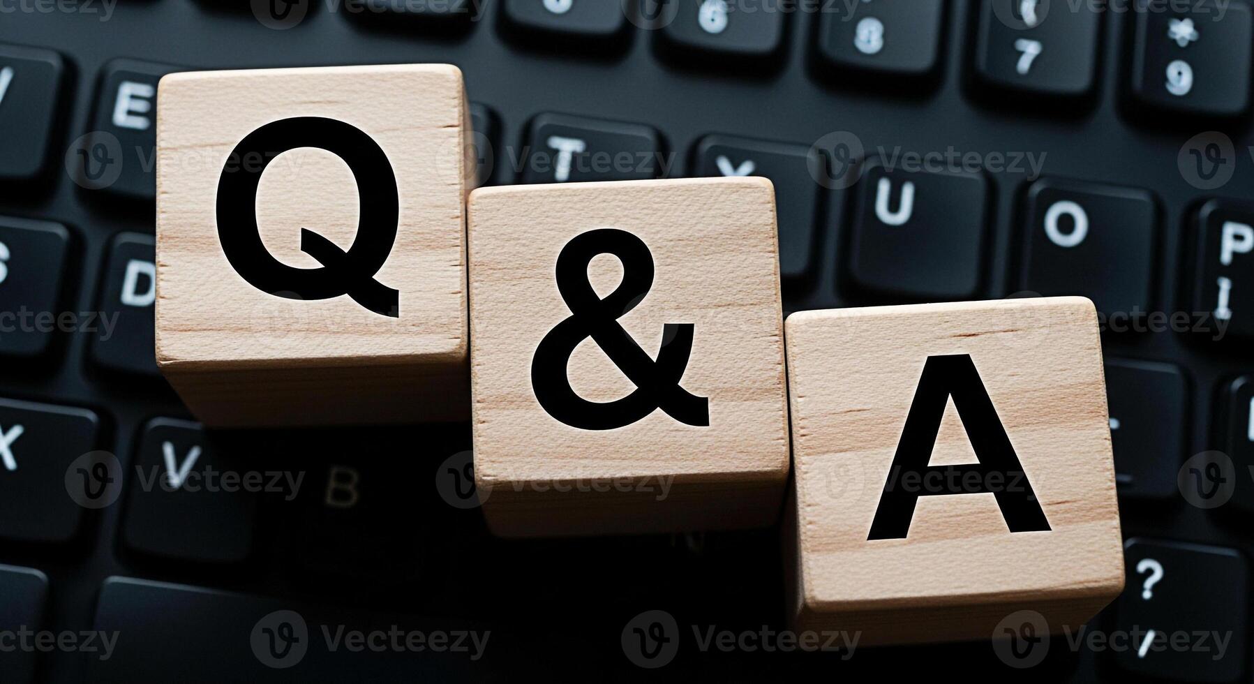 de madera bloques mostrando qa en un negro computadora teclado simbolizando preguntas y respuestas en un digital ambiente Fomentando un sentido de conocimiento compartiendo y interactivo comunicación en línea foto