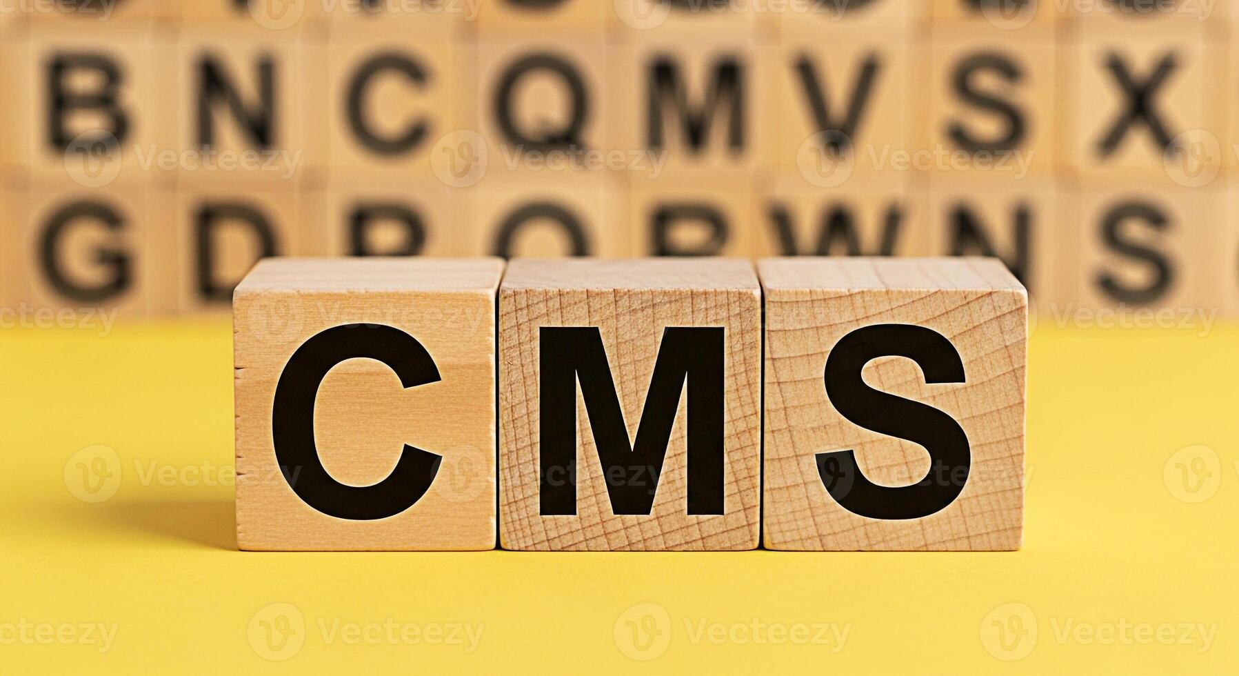 de madera bloques mostrando cms en un amarillo superficie representando contenido administración sistema en un sencillo y educativo camino ideal para aprendizaje web desarrollo y en línea negocio conceptos en un estudio sett foto
