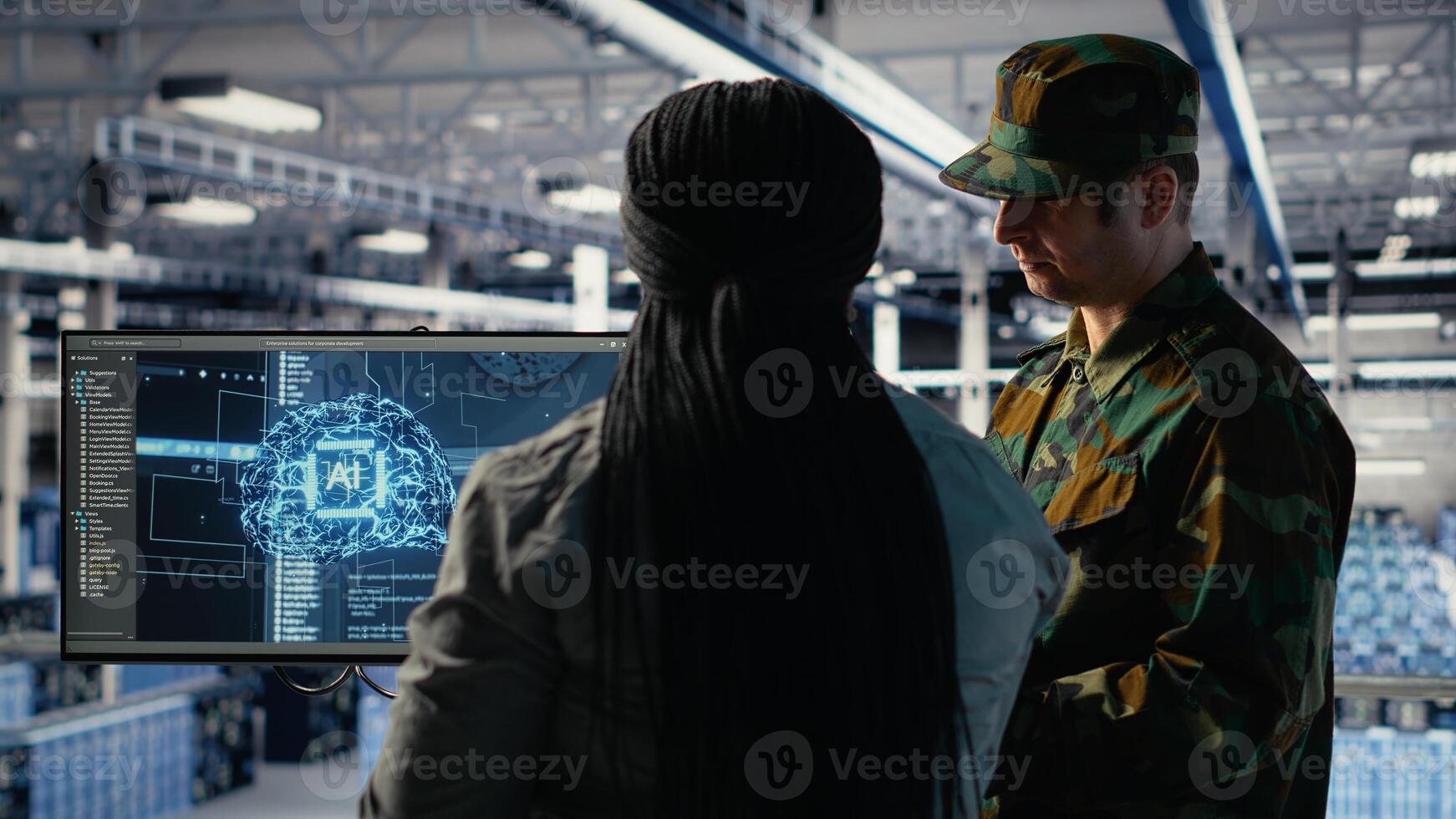 militar personal en servidor habitación usos ai herramientas a ayuda gestionar computadora sistemas Ejército equipo vistiendo uniforme comentarios información utilizando artificial inteligencia programas en servidor granja, cámara si foto