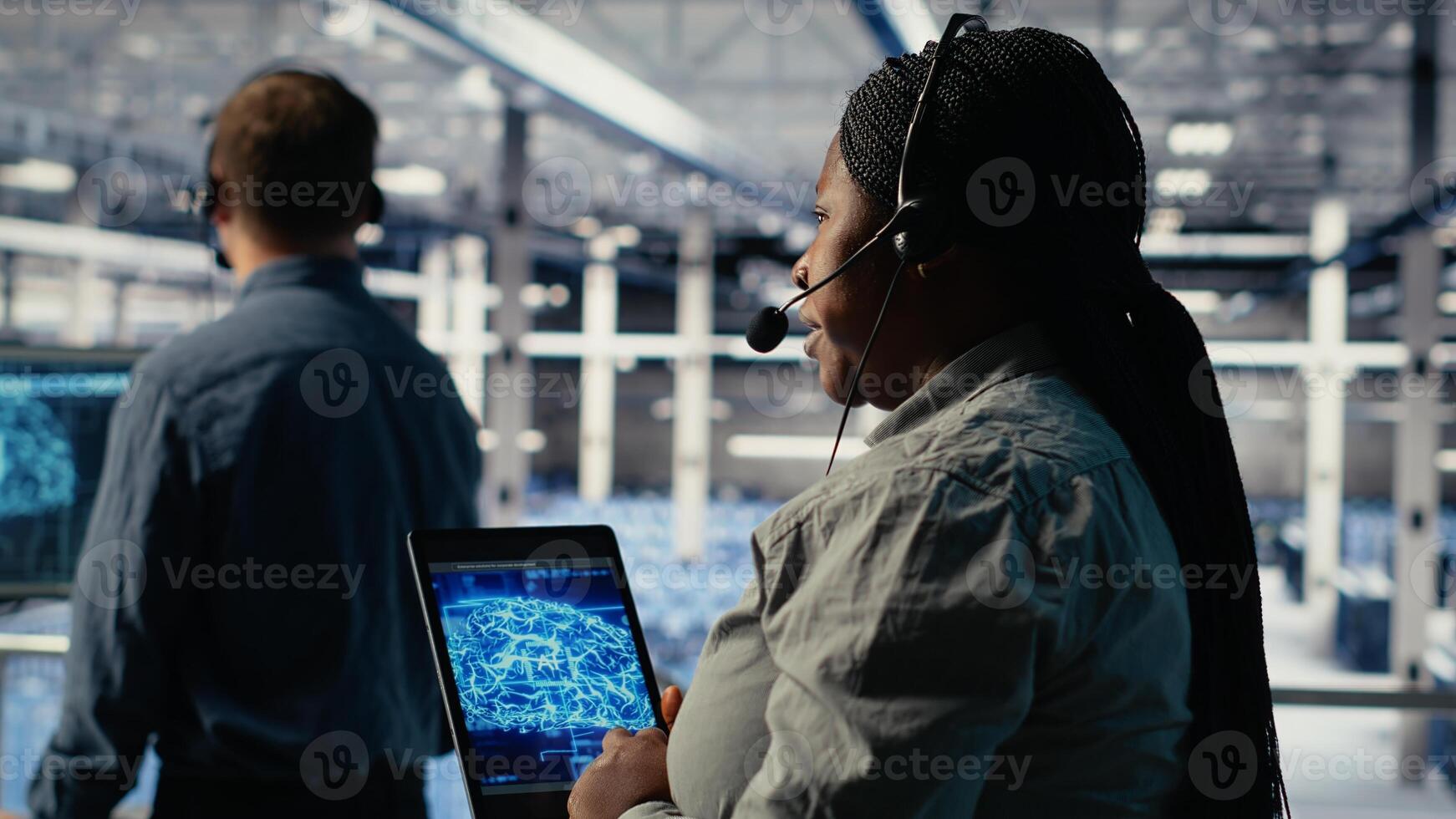 equipo de datos centrar programadores utilizar ai a ayuda clientes resolver sitio web hospedaje problemas. trabajo en equipo servidor granja tecnología apoyo expertos ayuda los usuarios mantener su en línea servicios corriendo suavemente, cámara si foto