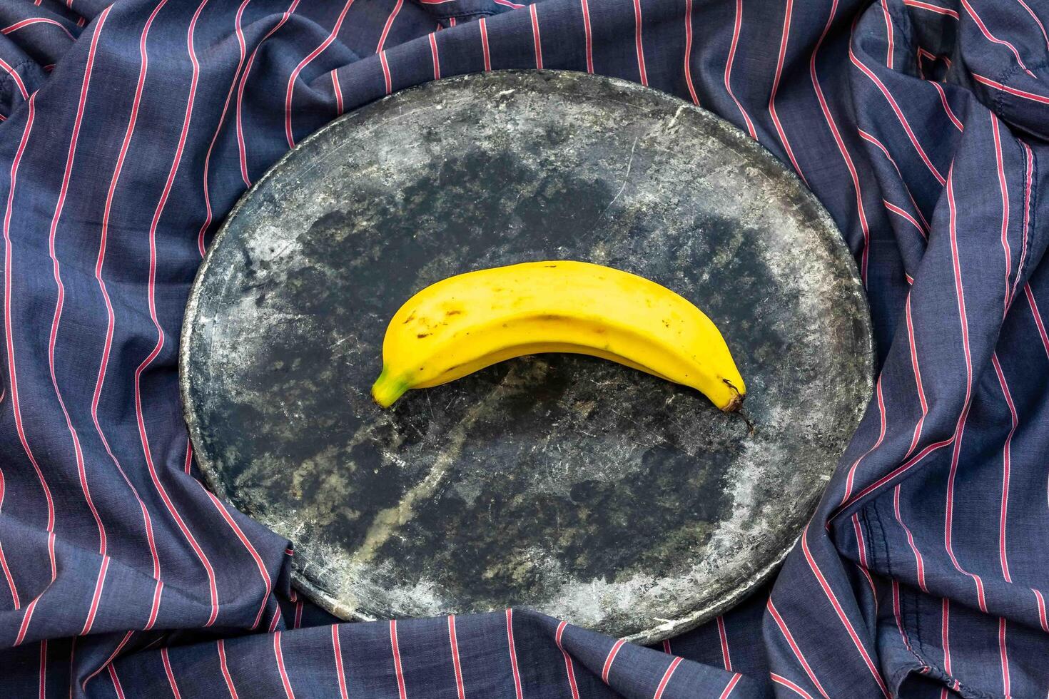 todavía vida estilo fotografía, con un mezcla de aleatorio objetos arreglado en un artístico camino tre foto