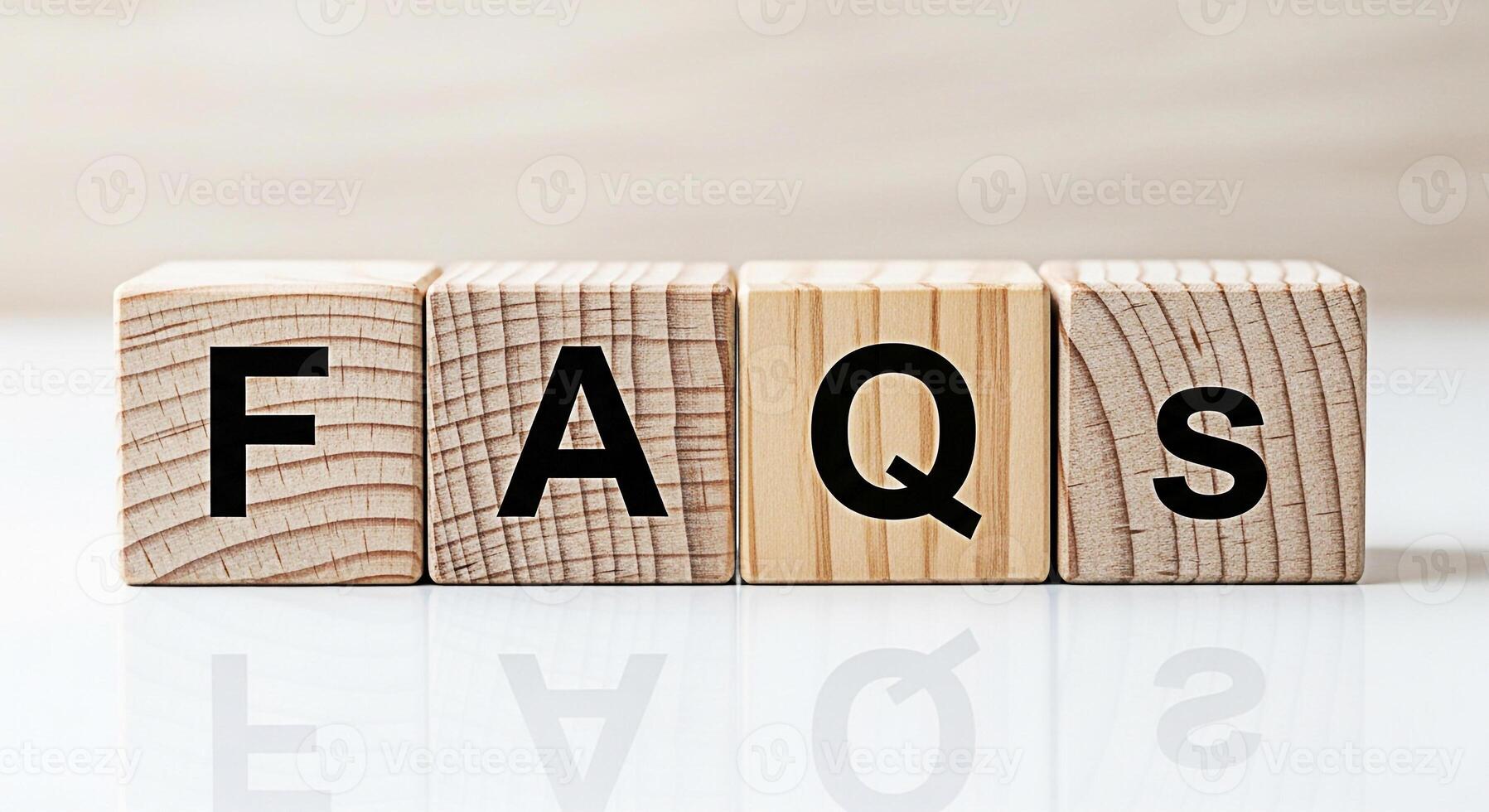 de madera bloques mostrando preguntas frecuentes en un blanco reflexivo superficie representando frecuentemente preguntó preguntas en un limpiar y sencillo presentación transporte claridad y información acceso para usuario apoyo foto