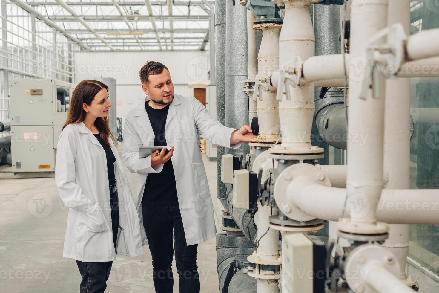 Monitoring pipeline safety through digital technology, collecting and analyzing data electronically for safety and efficiency enhancements in industrial plants photo