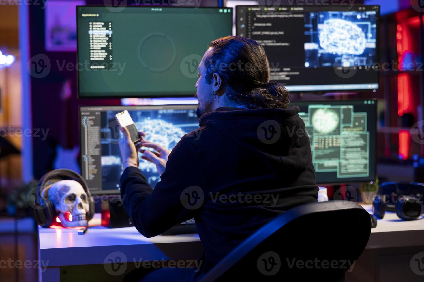 hacker a escritorio codificación en ordenador personal, utilizando ai a evadir seguridad con sigilo malware subido en disco duro mal hombre utilizando almacenamiento conducir a esconder malicioso código desde cortafuegos detección sistemas foto