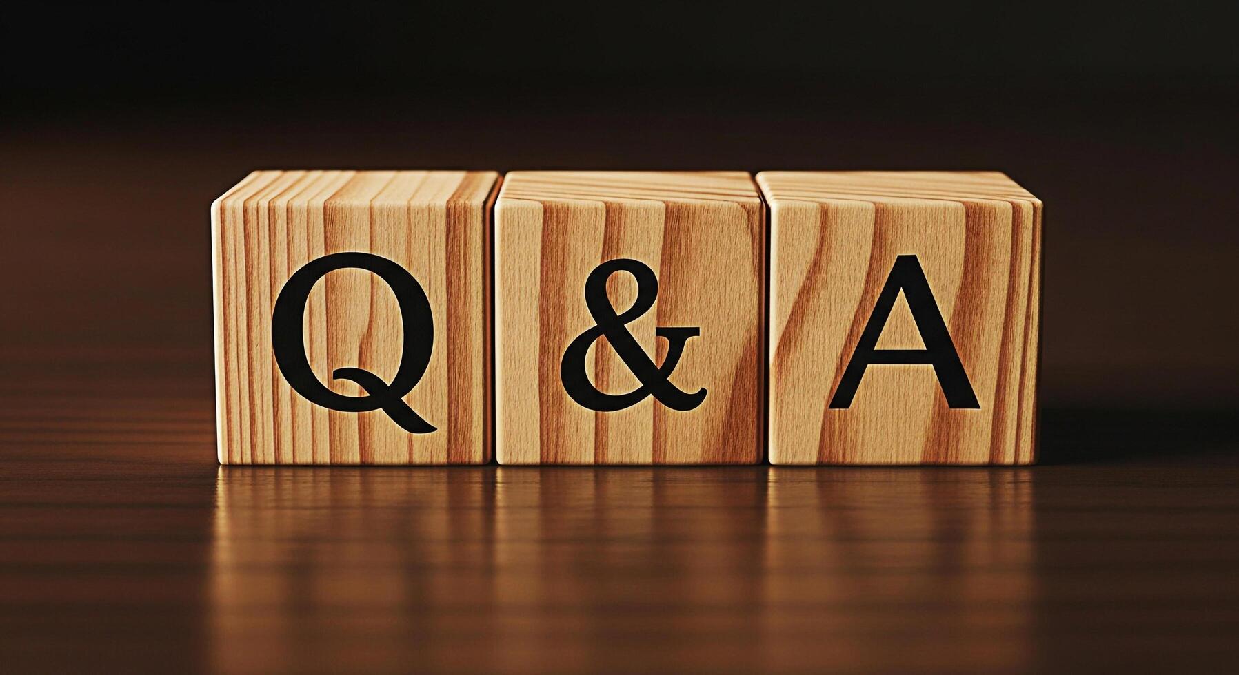 de madera bloques mostrando q un en un pulido de madera superficie representando un pregunta y responder sesión conocimiento compartiendo y interactivo comunicación en un aprendizaje ambiente foto