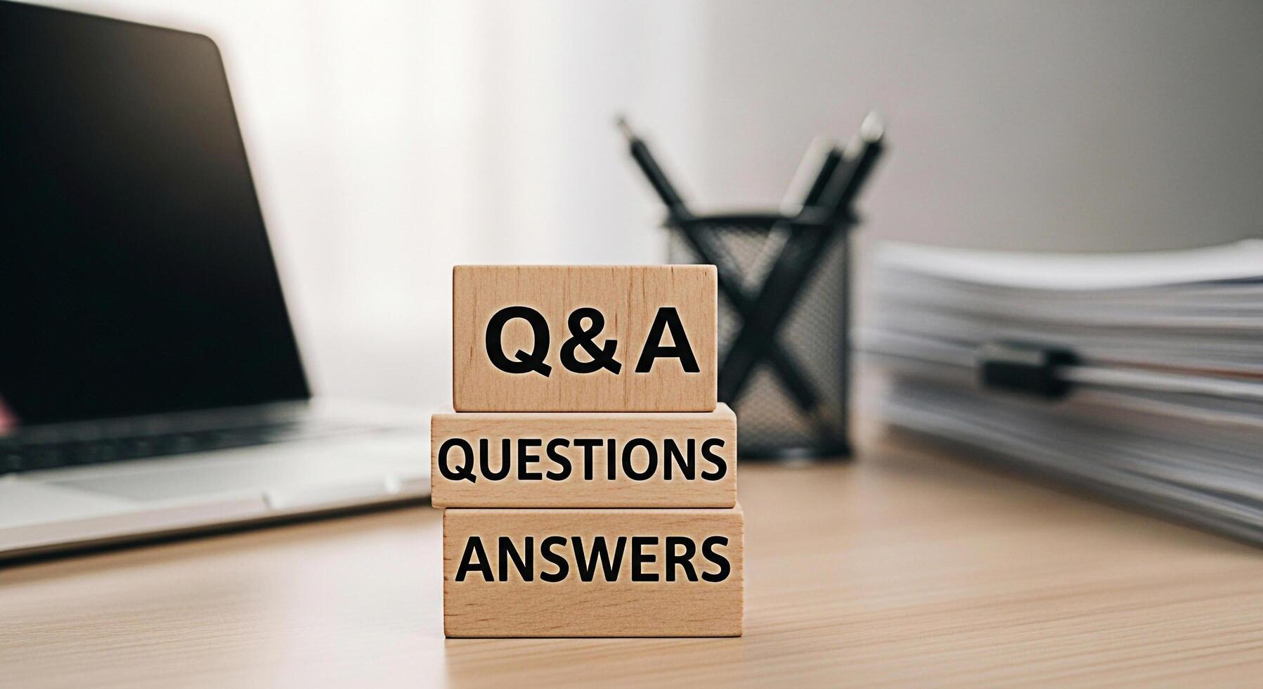 de madera bloques mostrando qa preguntas respuestas en un escritorio con un ordenador portátil y documentos representando conocimiento y resolver problemas en un moderno oficina ambiente Fomentando un sentido de claridad y entender foto