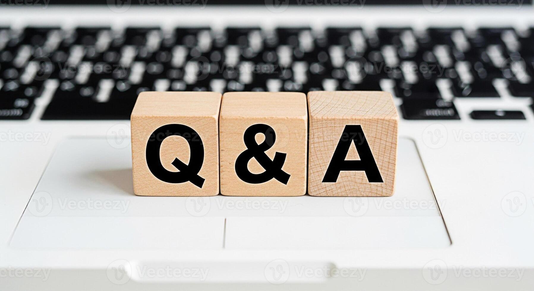 de madera bloques mostrando qa en un ordenador portátil teclado representando preguntas y respuestas conocimiento compartiendo y resolver problemas en un moderno digital ambiente Fomentando claridad y comprensión foto