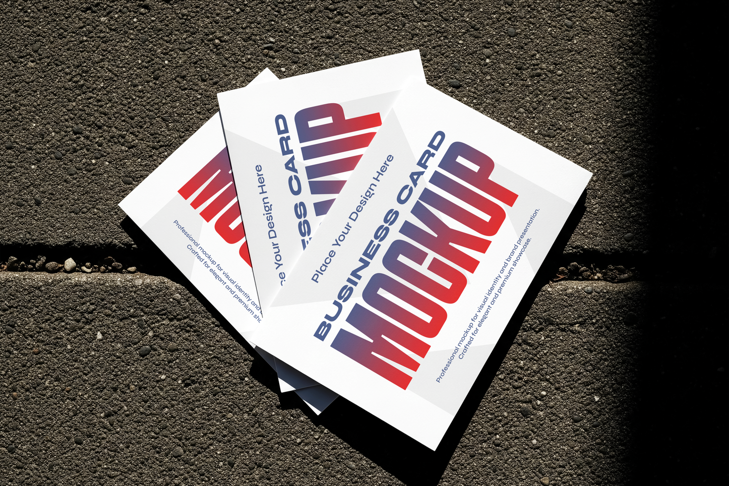 schließen oben von gestapelt Weiß Geschäft Karten mit rot und Blau Gradient Text Attrappe, Lehrmodell, Simulation auf texturiert dunkel Hintergrund auf sonnig Tag zum branding Visuals mit sauber Grafik Design psd