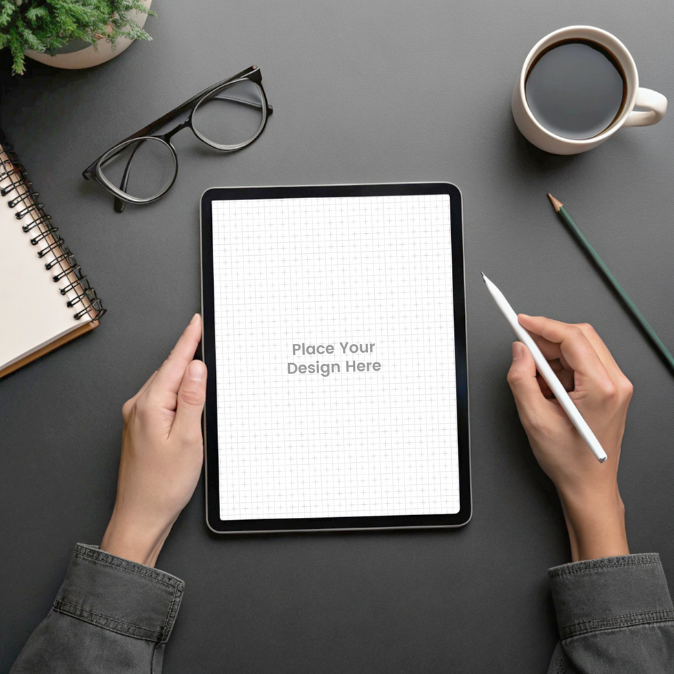 parte superior cabeza ver de un moderno espacio de trabajo con manos interactuando con un tableta Bosquejo psd