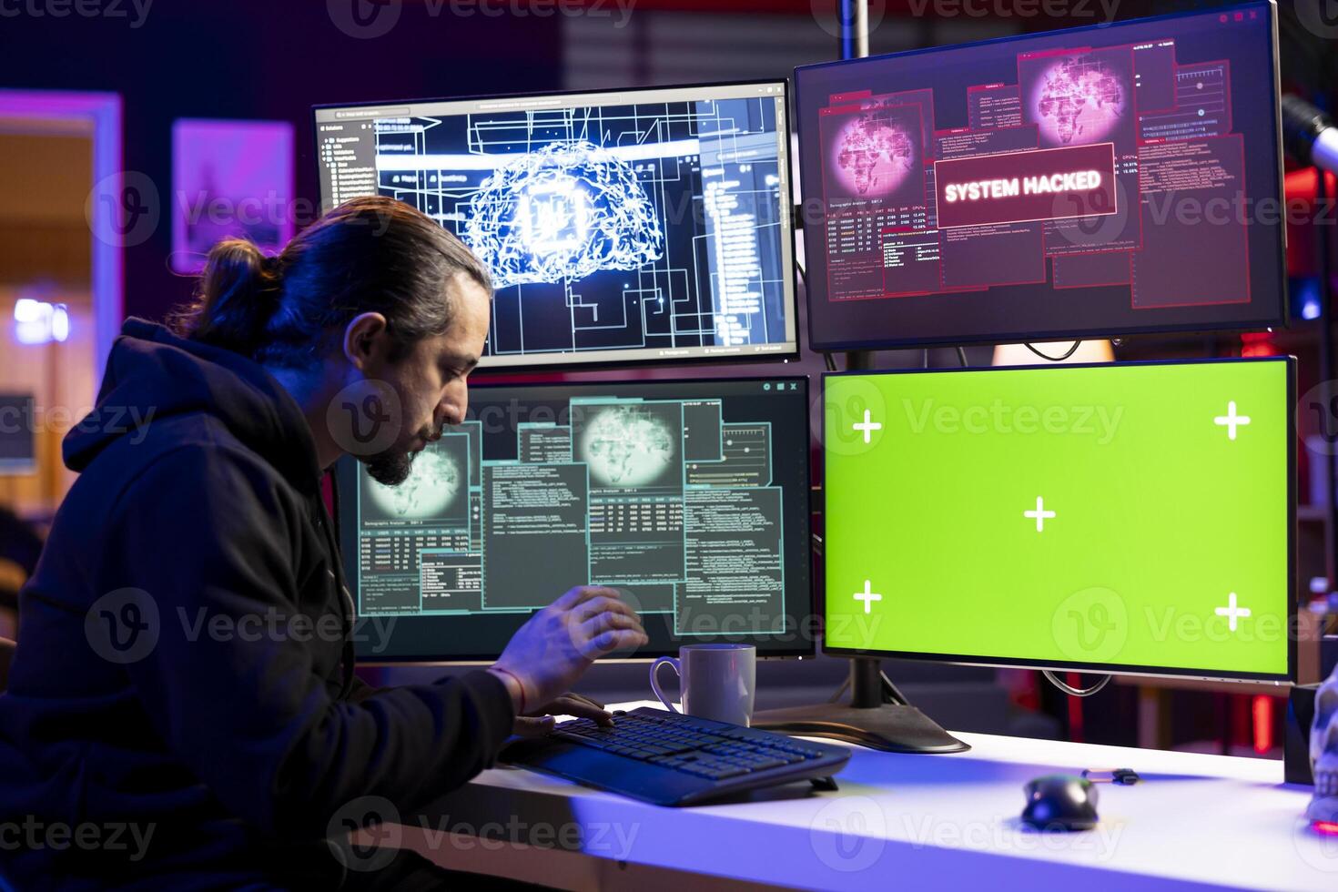 hacker haciendo encubierto operaciones utilizando ai en aislado pantalla ordenador personal a derivación avanzado seguridad. pícaro programador Ingenieria datos robo guión a penetrar cortafuegos utilizando croma llave computadora foto