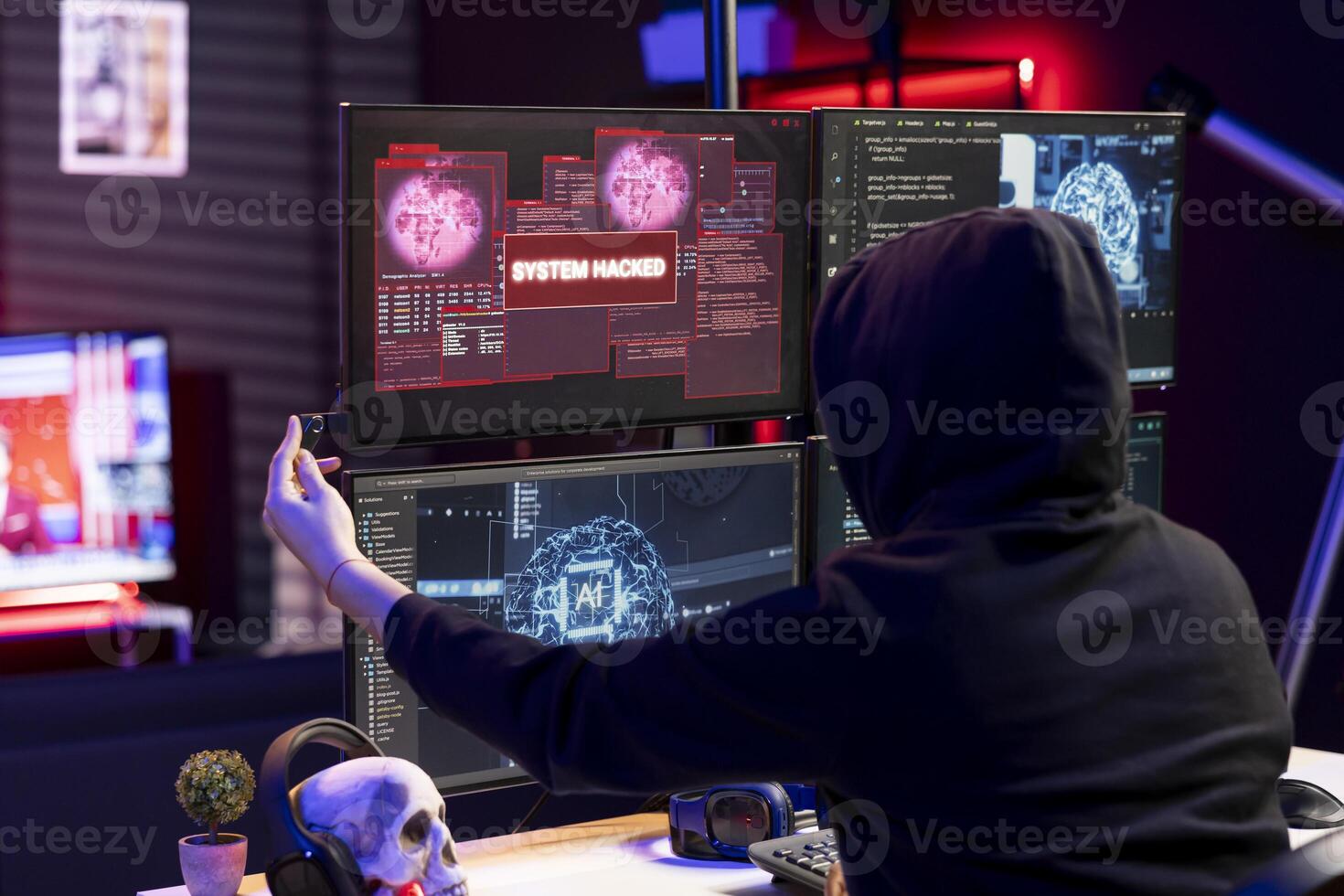 hacker insertando destello conducir en ordenador personal a derivación seguridad utilizando explotar, haciendo encubierto operaciones. pícaro técnico penetrante cortafuegos utilizando malware en USB palo, consiguiendo sistema pirateado surgir en monitor foto