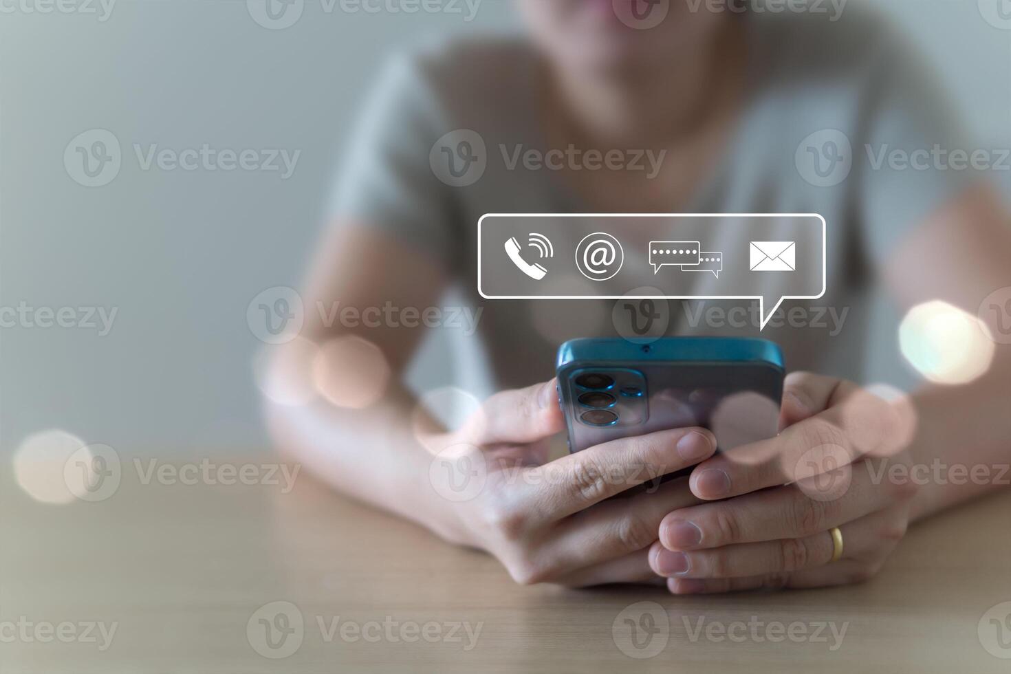 Contact us with various modern communication channels that customers or the general public are interested in, all over the world via the Internet, easily accessible by just touching your mobile phone. photo