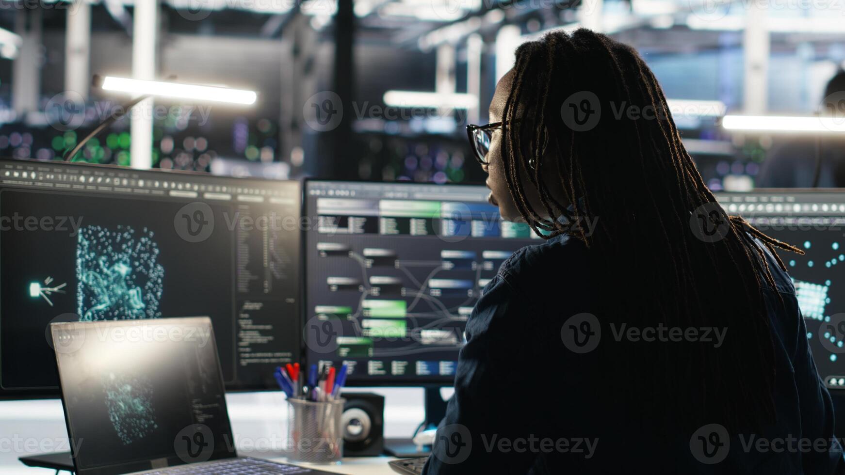 servidor granja software desarrollador interpreta datos analítica gráficos datos centrar especialista utilizando artificial inteligencia programa demostración profético sistema métrica, cámara si foto