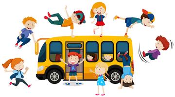 Niños pequeños y autobús escolar vector