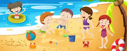 Un grupo de niños jugando junto a la playa. vector