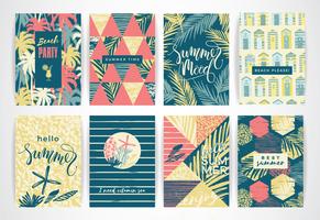 Conjunto de tarjetas de verano con elementos de dibujo a mano. vector