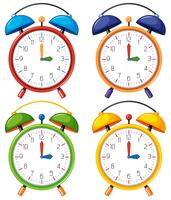 Cuatro relojes de alarma con diferente horario.