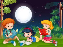 Tres niños leyendo libros por la noche en el parque vector