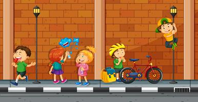 Muchos niños haciendo diferentes actividades en la calle. vector