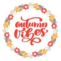 Texto de letras de caligrafía Autumn Vibes en el marco de las hojas y flores de rama. Vector ilustrado tipografía aislada sobre fondo blanco para la tarjeta de felicitación. Cita positiva Cepillo moderno dibujado a mano. Impresión de la camiseta