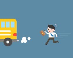 Hombre de negocios corriendo para coger el autobús, pero tarde, concepto de situación empresarial