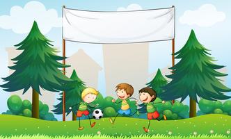 Tres niños jugando al fútbol debajo de una pancarta vacía. vector