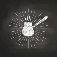 Marque con tiza la silueta texturizada del pote del café con los rayos del sol del vintage en tablero negro. Vector el ejemplo de la pote del café para el menú de la bebida y de la bebida o el tema del café, cartel, impresión de la camiseta, logotipo.