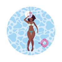 hermosa mujer afro con traje de baño flotando en el agua vector