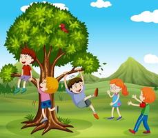 Niños jugando en un parque en un árbol vector