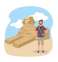 Turista masculino con mochila y cámara frente a la esfinge egipcia vector