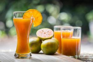 vaso de jugo de naranja fresco foto
