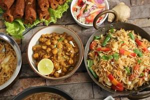 pulao de verduras con chana masala, comida india foto