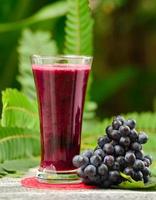 jugo de uva: bebida natural saludable para el estilo de vida foto