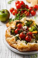 Vegetarian tart with broccoli, tomato, paprica and cheese