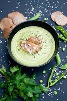 saludable sopa verde con jamón y guisantes foto